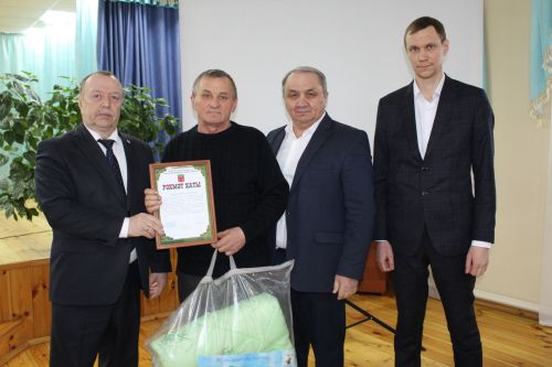 Берәүләр чиләк, икенчеләр кашык белән сава…
