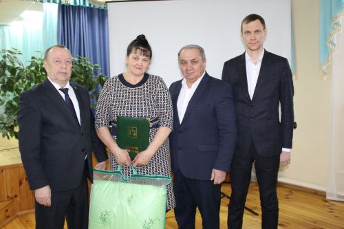 Берәүләр чиләк, икенчеләр кашык белән сава…