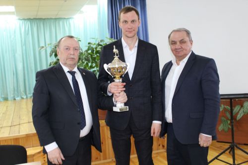 Берәүләр чиләк, икенчеләр кашык белән сава…
