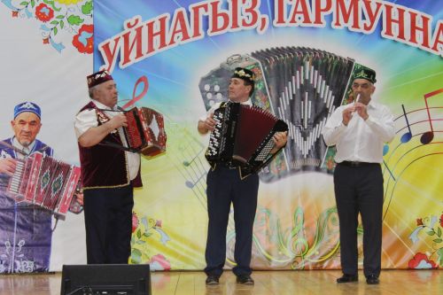 Гармунчылар җыелган җирдә