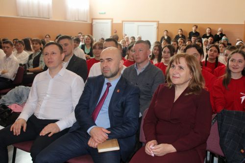 Яшьләр белән очраштылар