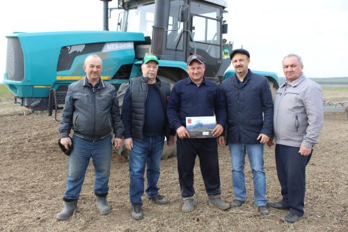 Алдынгыларга сертификатлар тапшырылды