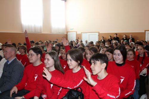 Яшьләр белән очраштылар