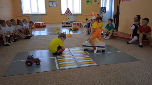 Теләченең 3нче номерлы балалар бакчасы  балалары  юл йөрү кагыйдәләрен өйрәнә