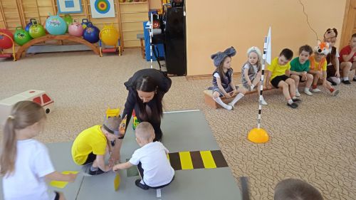Теләченең 3нче номерлы балалар бакчасы  балалары  юл йөрү кагыйдәләрен өйрәнә