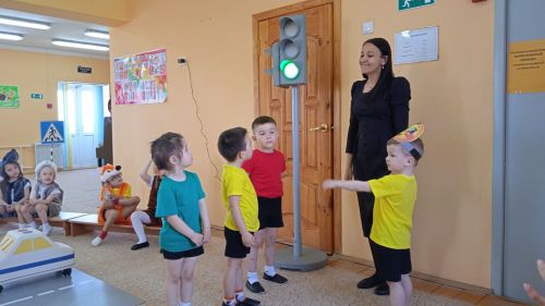 Теләченең 3нче номерлы балалар бакчасы  балалары  юл йөрү кагыйдәләрен өйрәнә
