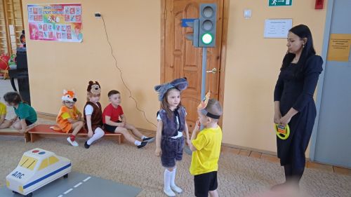 Теләченең 3нче номерлы балалар бакчасы  балалары  юл йөрү кагыйдәләрен өйрәнә