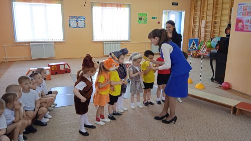 Теләченең 3нче номерлы балалар бакчасы  балалары  юл йөрү кагыйдәләрен өйрәнә