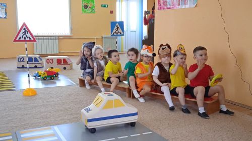 Теләченең 3нче номерлы балалар бакчасы  балалары  юл йөрү кагыйдәләрен өйрәнә