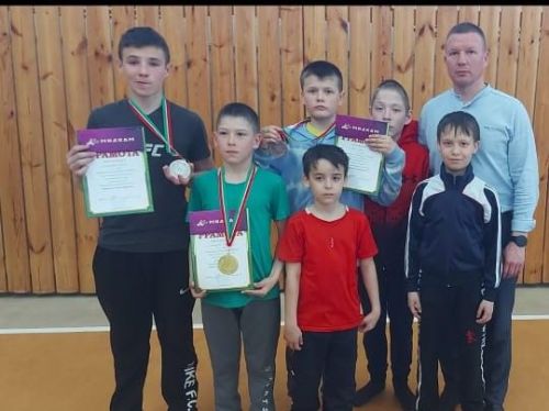 Көрәш буенча районара ярышлар узды