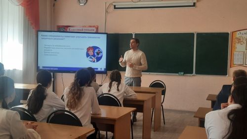 Министр урынбасары дәрес бирә