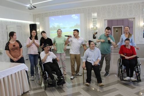 Айрат кабат дусларын җыйды