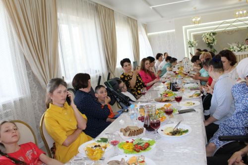 Айрат кабат дусларын җыйды