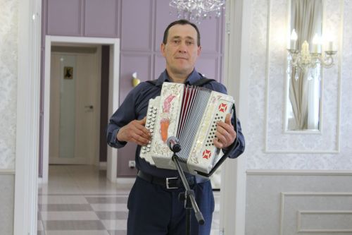 Айрат кабат дусларын җыйды