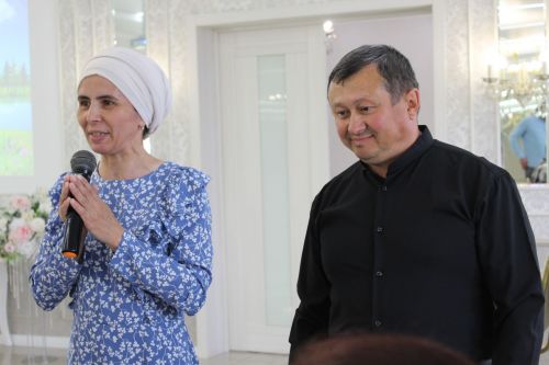 Айрат кабат дусларын җыйды