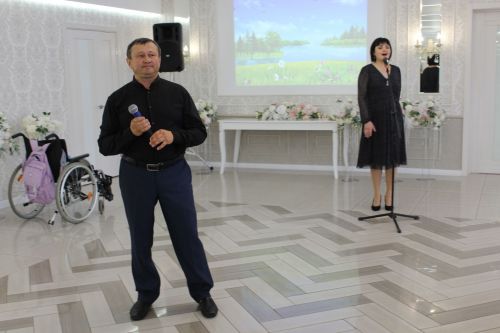 Айрат кабат дусларын җыйды