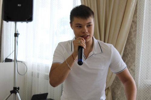 Айрат кабат дусларын җыйды