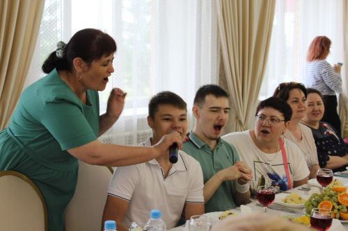 Айрат кабат дусларын җыйды