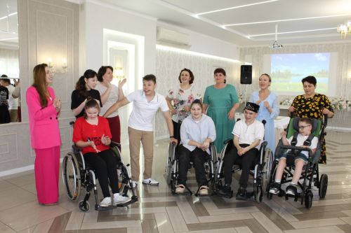 Айрат кабат дусларын җыйды