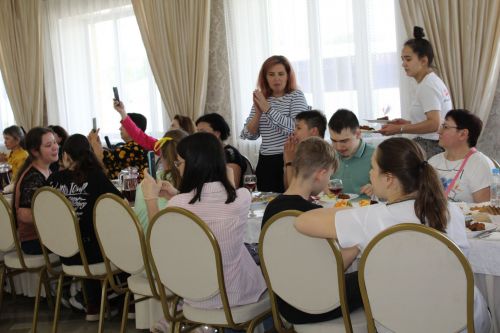 Айрат кабат дусларын җыйды