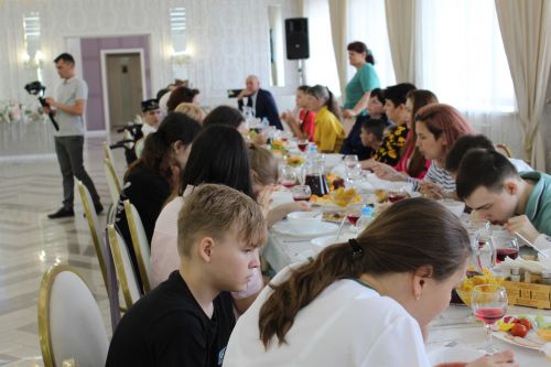 Айрат кабат дусларын җыйды