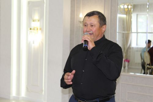 Айрат кабат дусларын җыйды