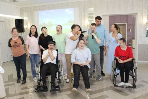 Айрат кабат дусларын җыйды