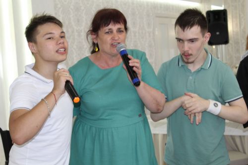 Айрат кабат дусларын җыйды