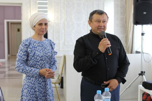 Айрат кабат дусларын җыйды
