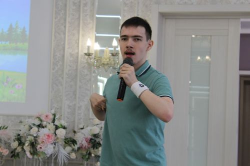 Айрат кабат дусларын җыйды