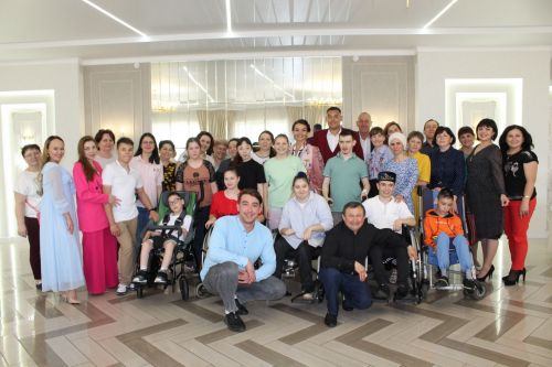 Айрат кабат дусларын җыйды