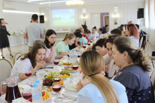 Айрат кабат дусларын җыйды