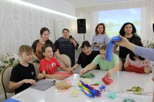 Айрат кабат дусларын җыйды
