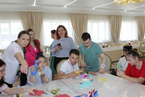 Айрат кабат дусларын җыйды