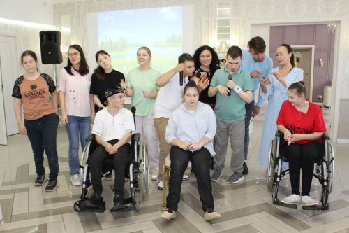 Айрат кабат дусларын җыйды