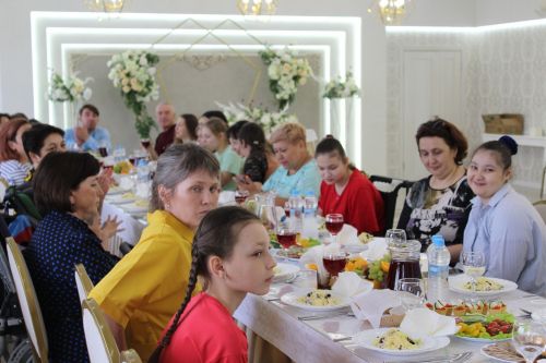 Айрат кабат дусларын җыйды
