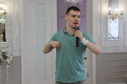 Айрат кабат дусларын җыйды