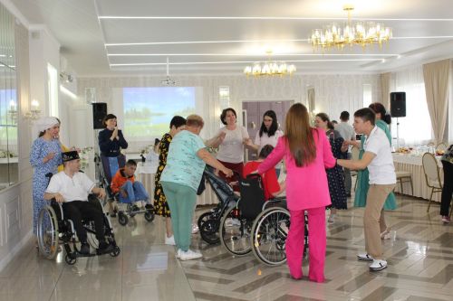 Айрат кабат дусларын җыйды