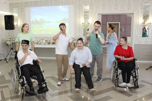 Айрат кабат дусларын җыйды