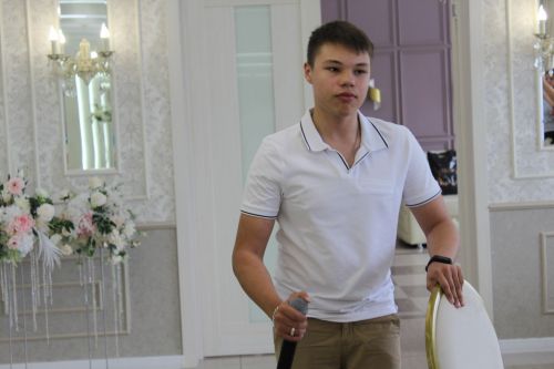 Айрат кабат дусларын җыйды