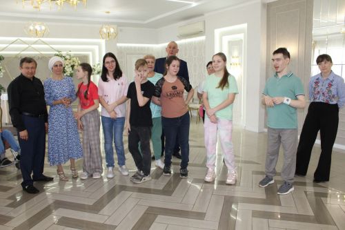 Айрат кабат дусларын җыйды