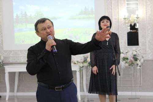 Айрат кабат дусларын җыйды