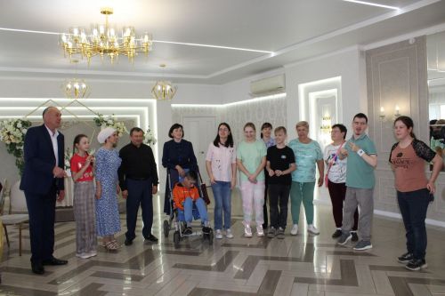 Айрат кабат дусларын җыйды
