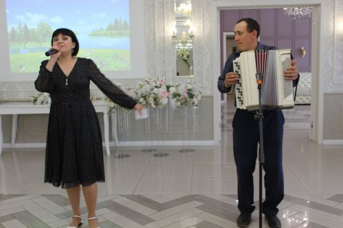 Айрат кабат дусларын җыйды