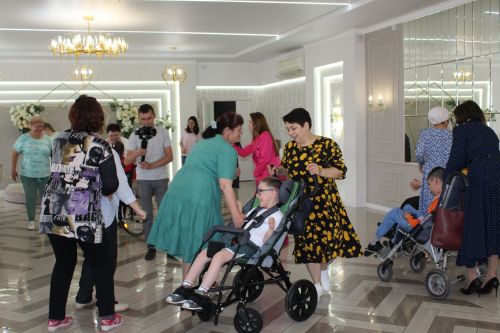 Айрат кабат дусларын җыйды