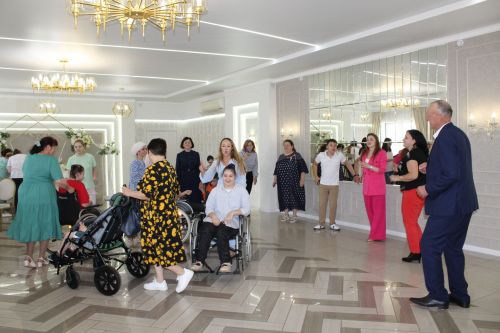 Айрат кабат дусларын җыйды