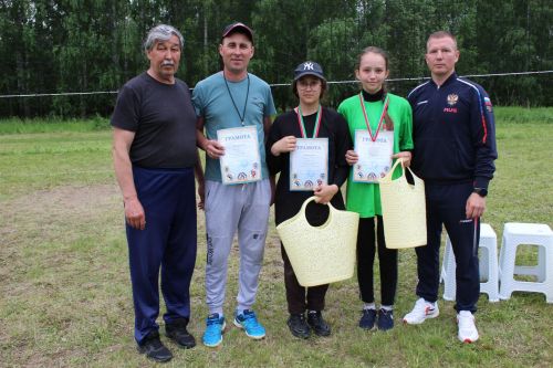 Егетләр, кызлар туп сукты