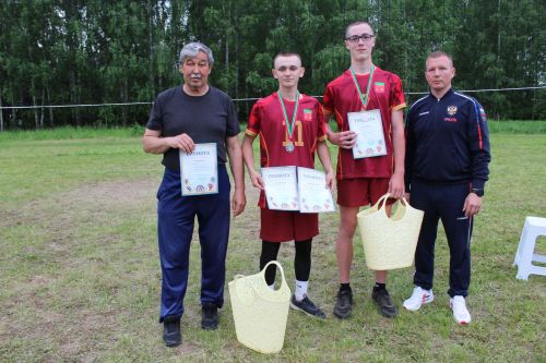 Егетләр, кызлар туп сукты
