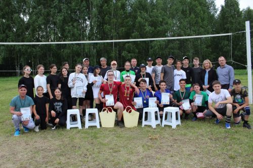 Егетләр, кызлар туп сукты