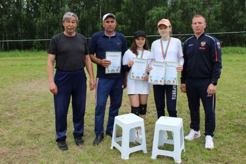 Егетләр, кызлар туп сукты